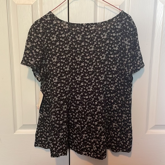 Black Boho-Chic top with flowers size medium. NWT - Picture 2 of 4